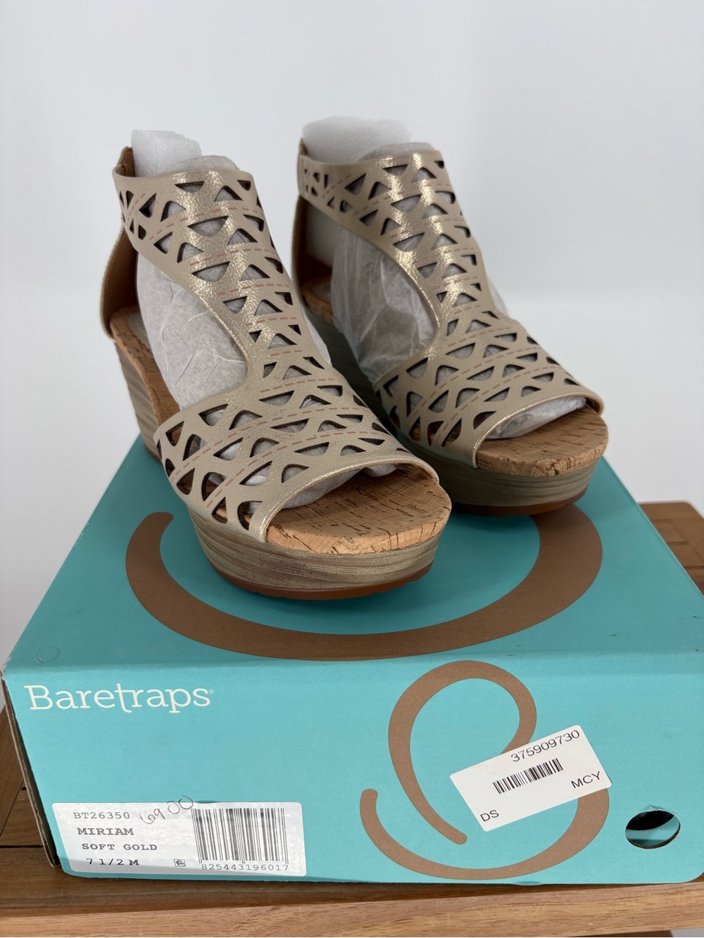 New women’s Baretraps Miriam Soft Gold Laser-Cut Wedge Sandals size 7.5 M